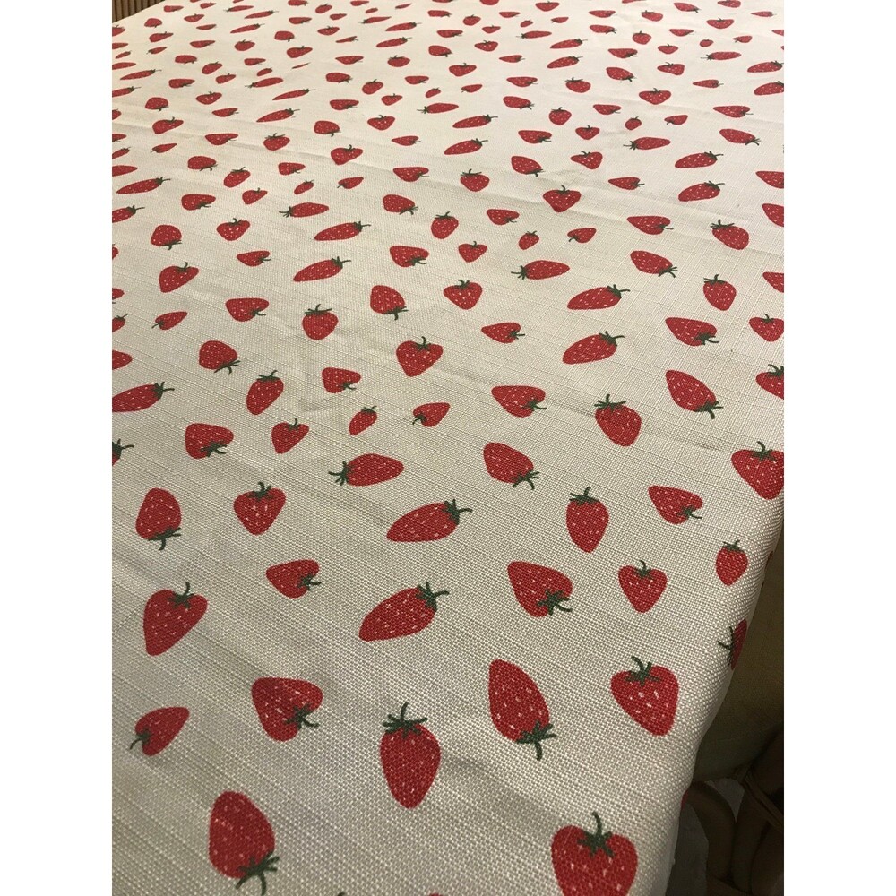 Strawberry table cloth - Picture 2 of 3